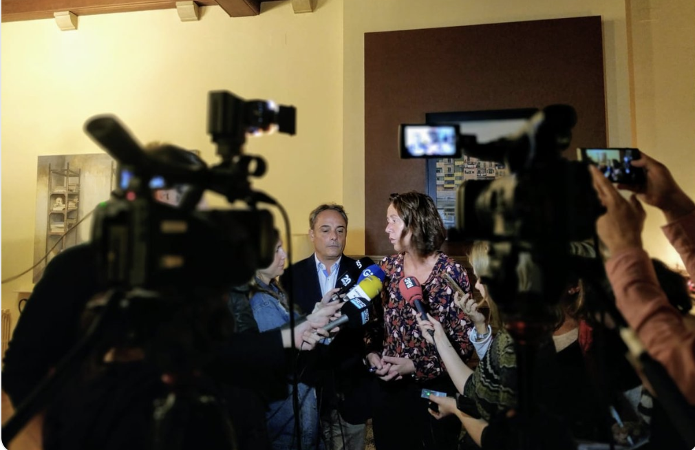 La alcaldesa de Girona, Marta Madrenas, atendiendo a los medios
