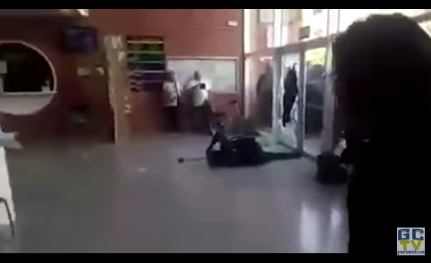 El guardia civil, después de recibir el golpe de la silla