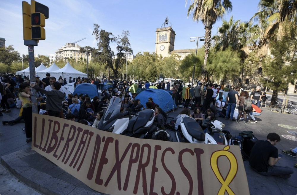 Acampada 'indepe' a la plaça Universitat de Barcelona.