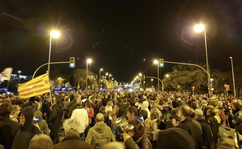 Independentistas protestando por la visita de Felip VI en Barcelona.