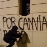 Miembros de Arran pintando la fachada del Palacio Episcopal de la Sede de Urg