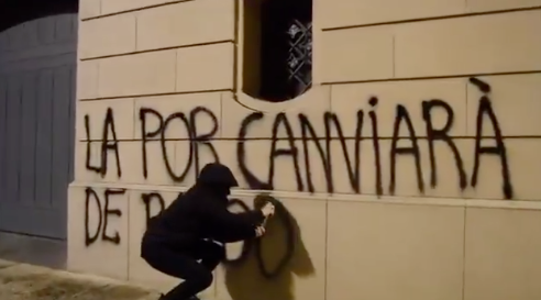 Miembros de Arran pintando la fachada del Palacio Episcopal de la Sede de Urg