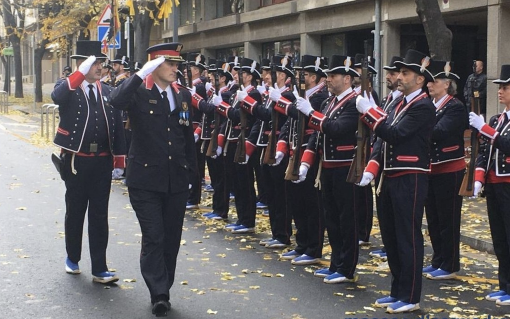 El comisario Sallent pasa revista a una formación de Mossos