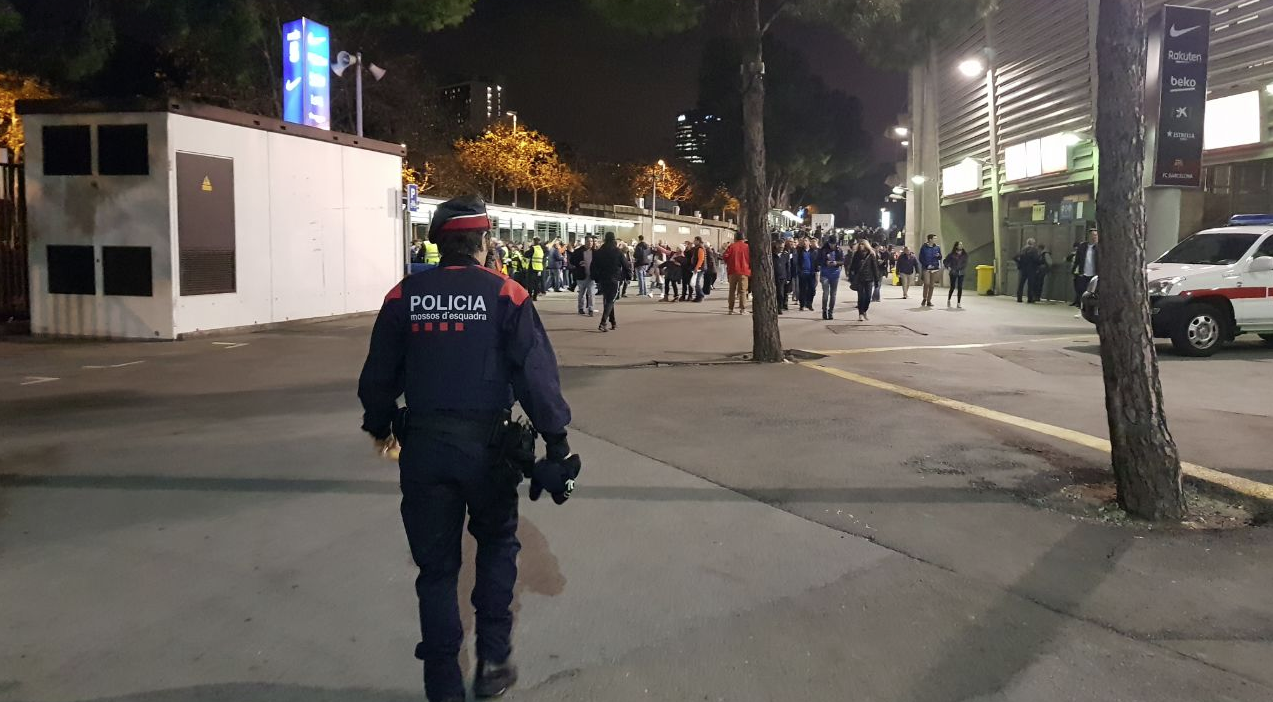 Un mosso, en el Camp Nou