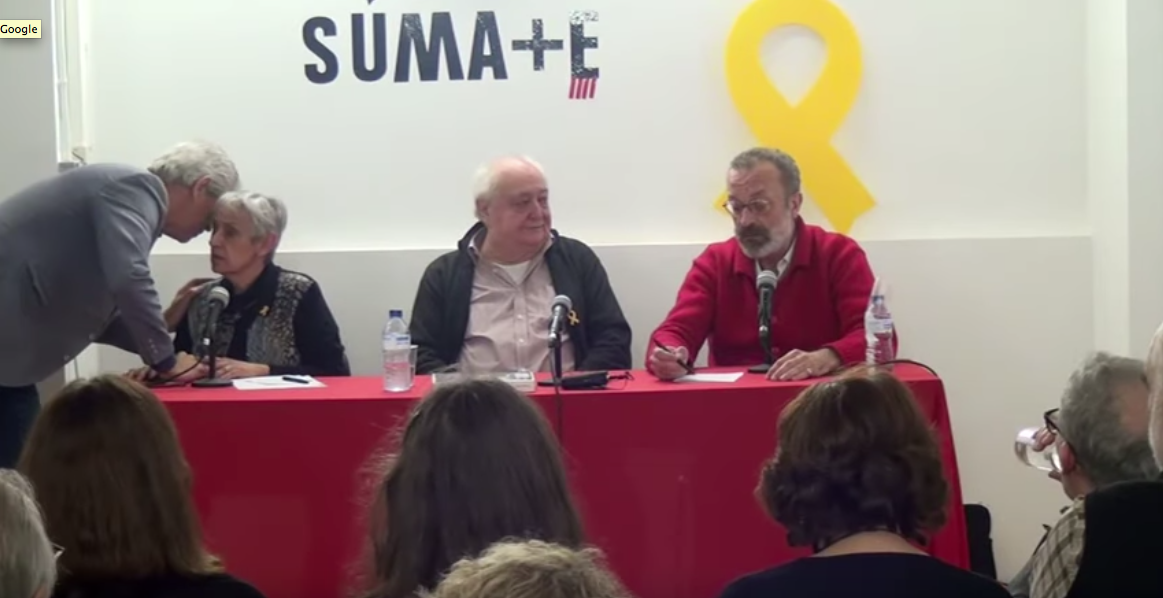 El diputat d'ERC Eduardo Reyes, parlant amb la presentadora de la conf