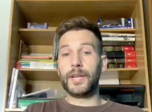 El mosso Albert Donaire cantant una cançó als seus seguidors de Twit