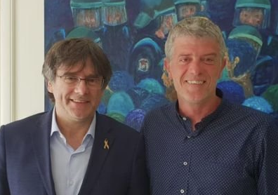 Roger Pinart, con el expresidente catalán Carles Puigdemont: la foto de perfil que el teniente de alcaldía del Port de la Selva ha usado en Twitter