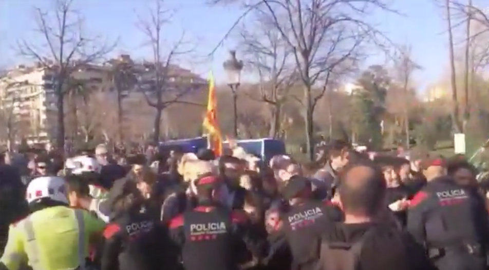 La protesta independentista, desbordando a los Mossos en el Parque de la Ciutadella, el 30 de enero de 2018