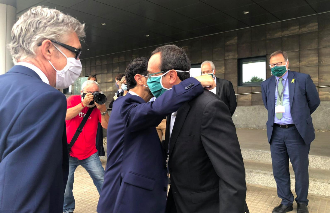 Abrazo del consejero Damià Calvet al exconsejero y ahora trabajador de Mútua Terrassa, Josep Rull