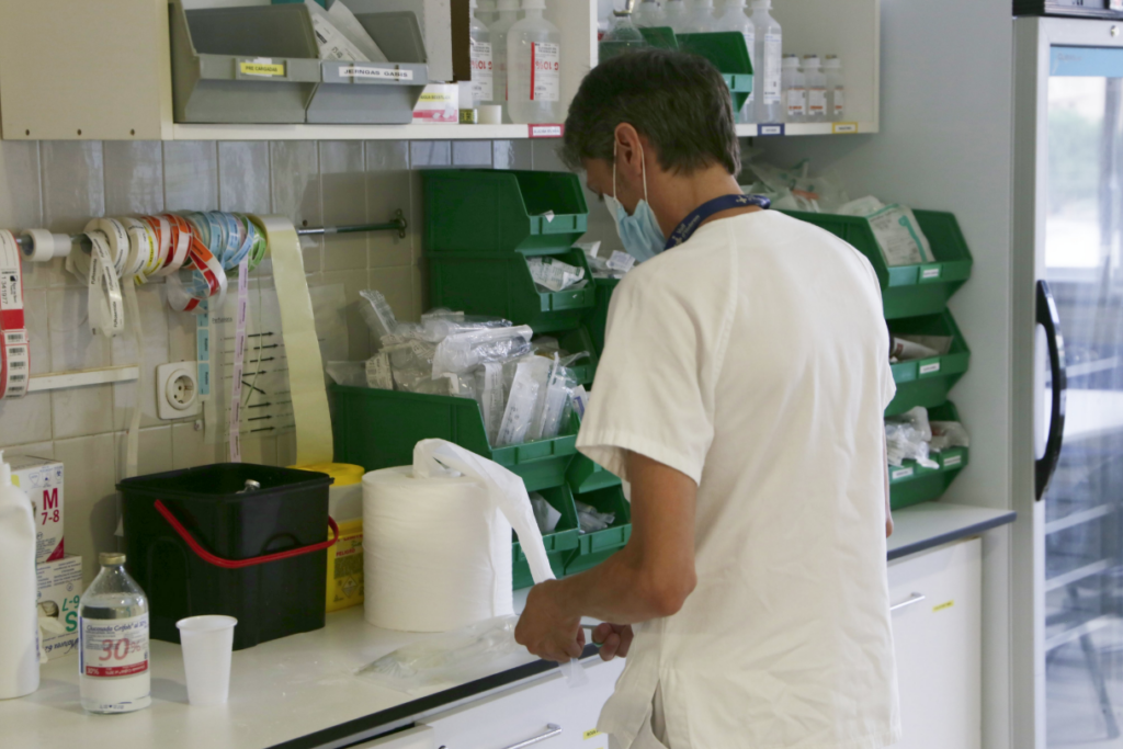 Profesional sanitario en el Hospital Vall d'Hebron (Barcelona)