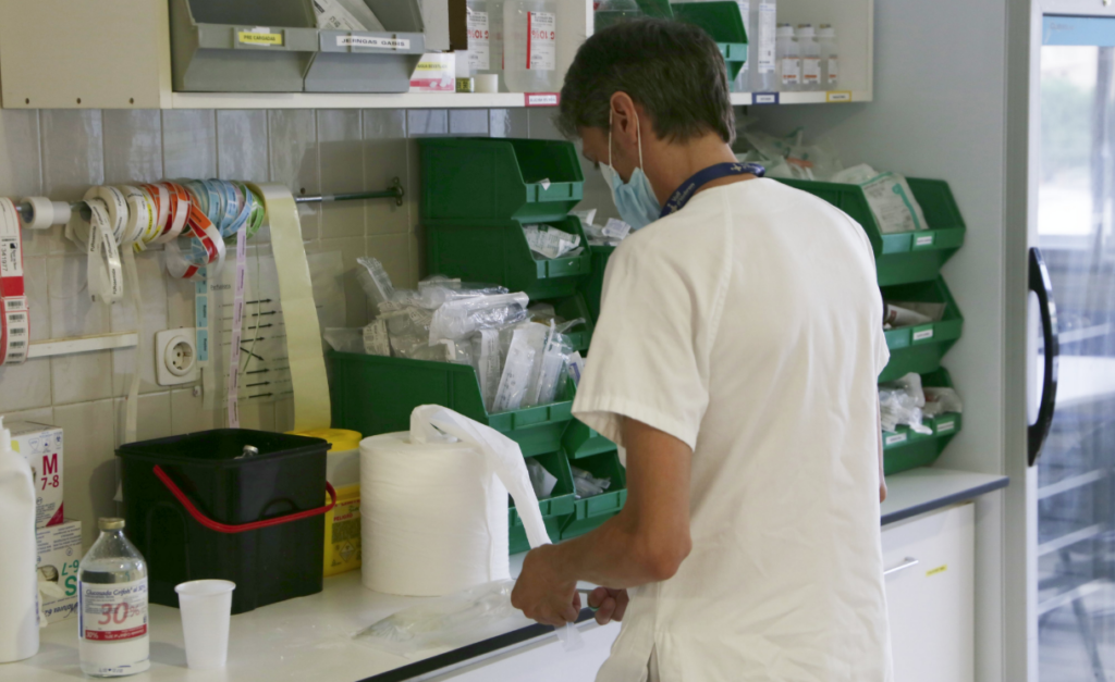 Professional sanitari a l’Hospital de la Vall d’Hebron (Barcelona)