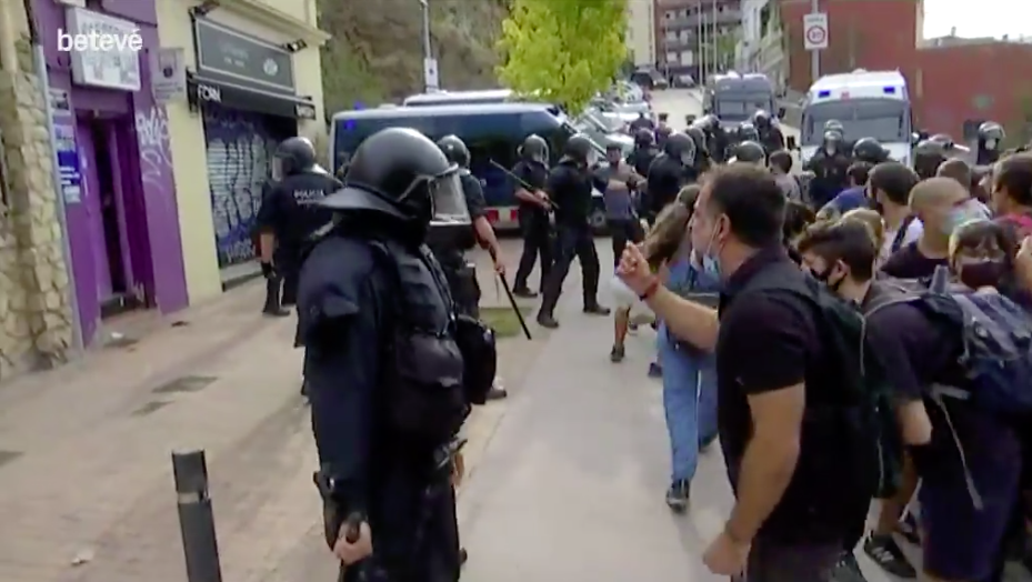 Carga de los Mossos en el desahucio de la calle Mühlberg (2020)