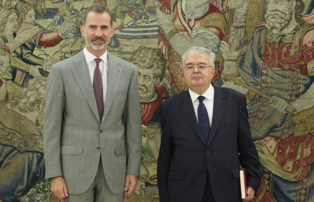 El rey Felipe VI y el presidente del TC, Juan José González Rivas
