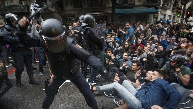 Golpes de porra durante el 1-O