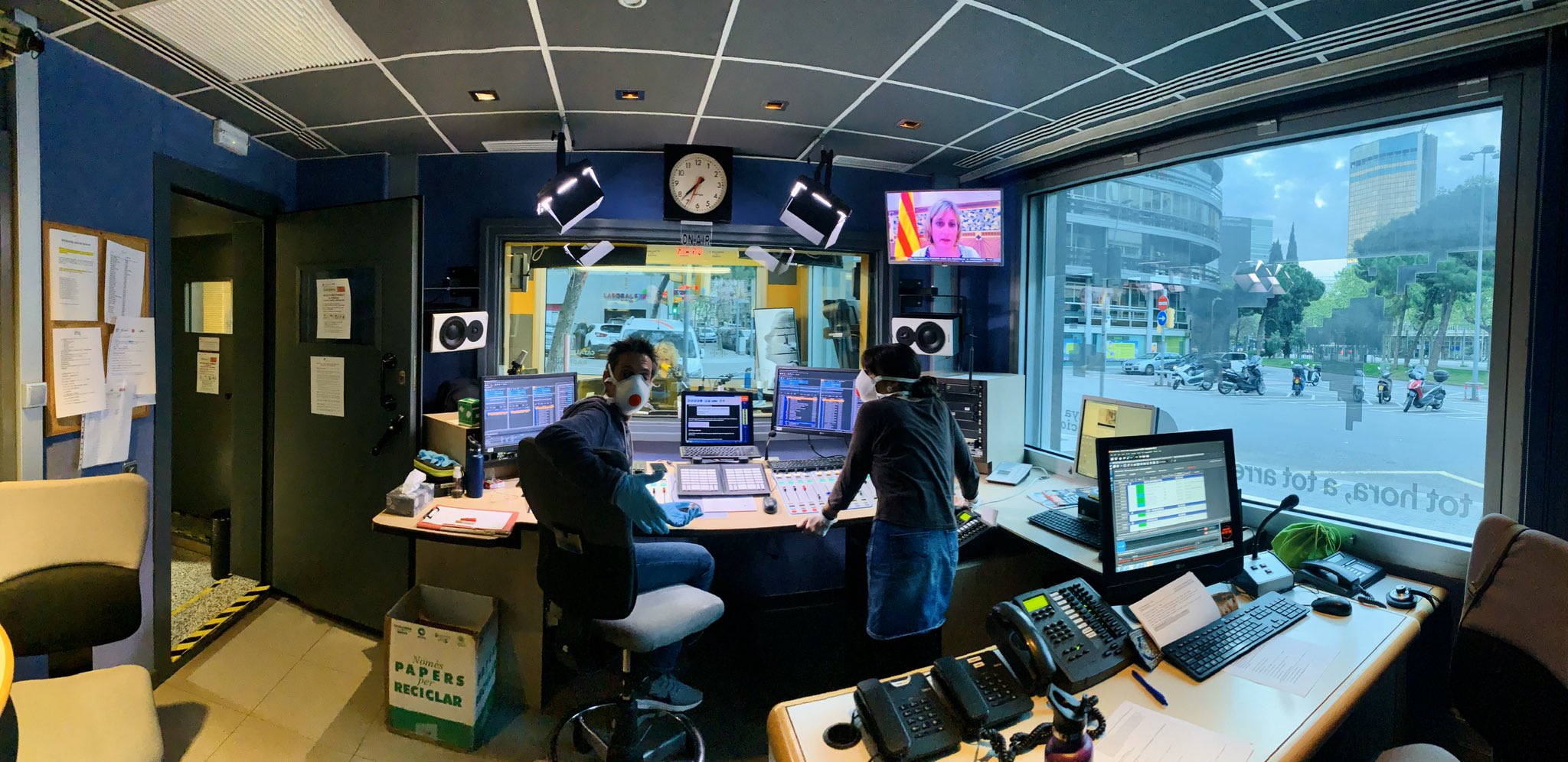 Sala de control de l'estudi central de Catalunya Ràdio