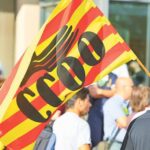 Un manifestante lleva una bandera de CCOO