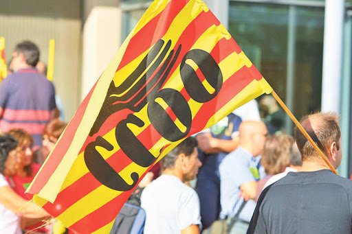 Un manifestante lleva una bandera de CCOO