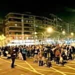 Unas decenas de personas cortando el tránsito en la avenida Meridiana