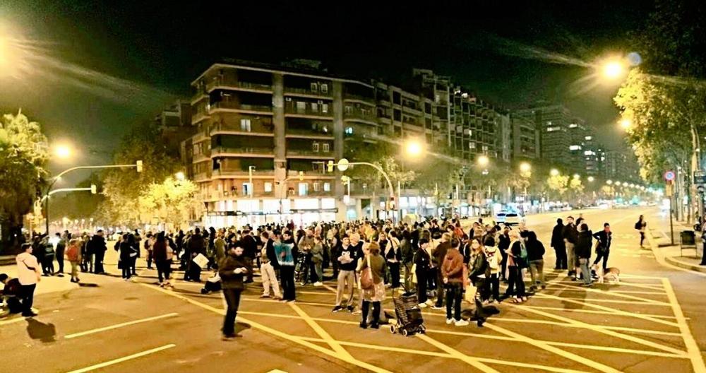 Unas decenas de personas cortando el tránsito en la avenida Meridiana