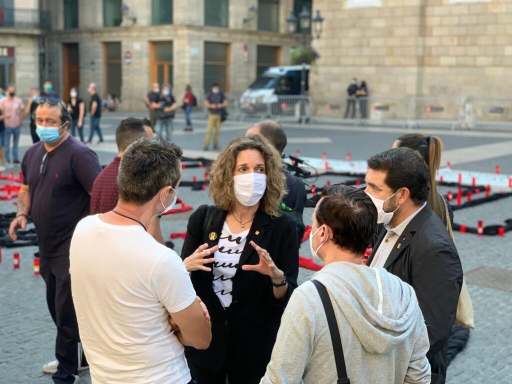 Àngels Chacón, hablando con empleados de Nissan que protestaban en la plaza de Sant Jaume