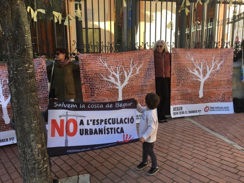 Concentració davant l'Ajuntament de Begur contra l'urbanisme depredad