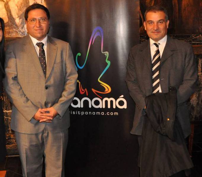 L'ambaixador Roberto Arango –esquerra{ i Joan Franquesa a l'Ajuntament de Barcelona, el 13 de juny de 2014 / BCN PANAMÀ CONSULTING