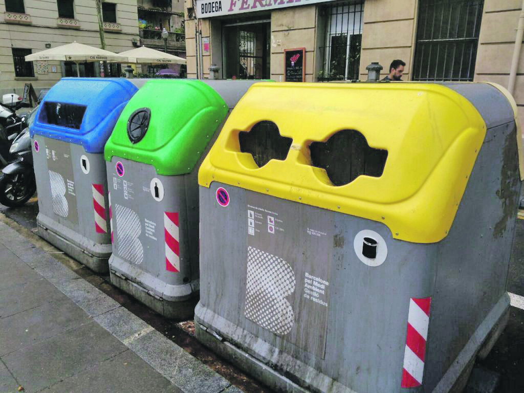 Els contenidors de colors ja formen part del paisatge urbà.