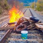 Quema de neumáticos y varios objetos en la vía del tren en Puigcerdá