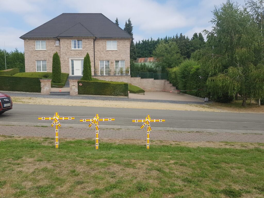 Cruces con la bandera española ante la residencia de Carles Puigdem