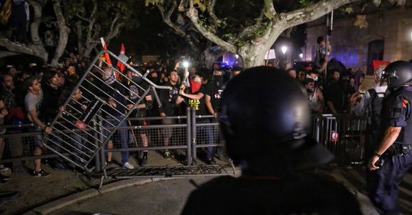 Los manifestantes a las puertas del Parlamento