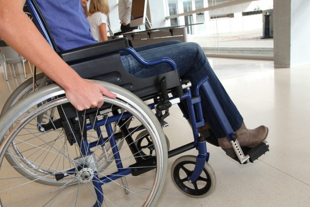 Una persona amb cadira de rodes