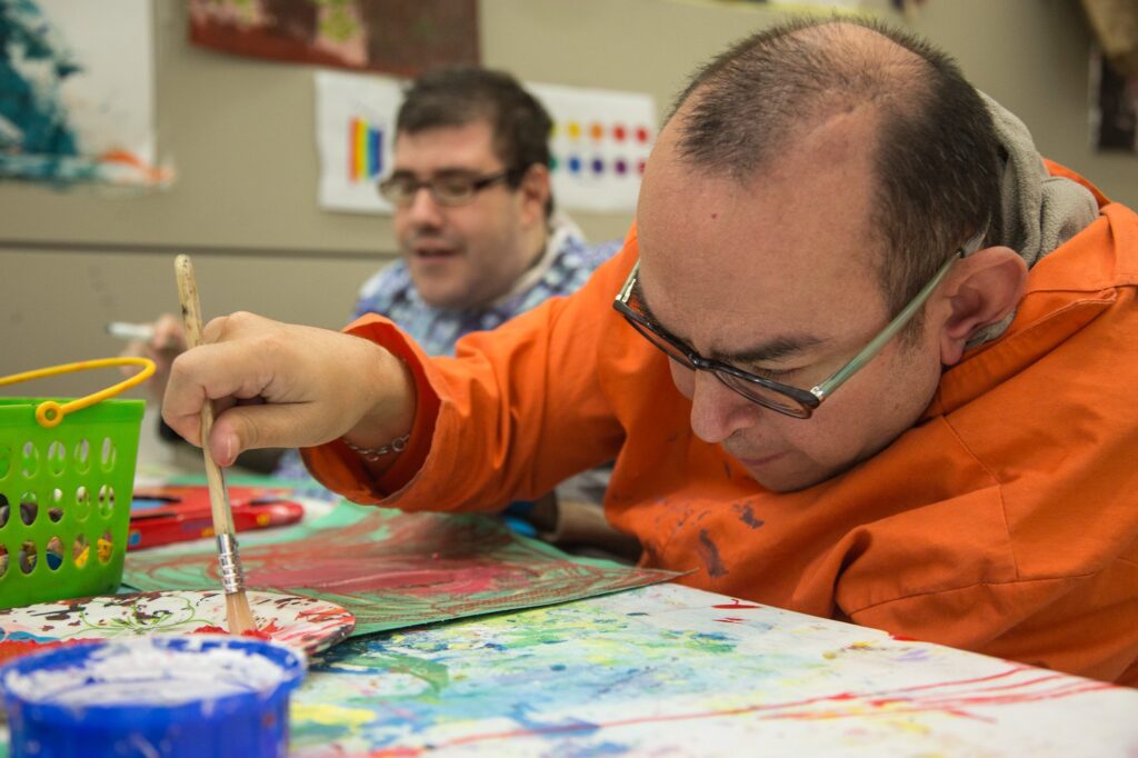 Personas con discapacidad en un taller de trabajo