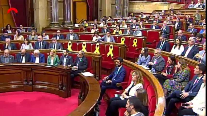 Los asientos de los diputados procesados con lazos amarillos