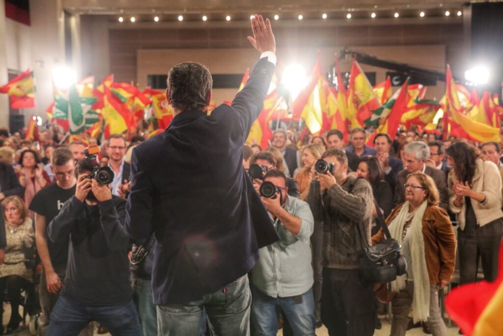 De espaldas, el candidato del PP, Juanma Moreno