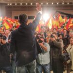 De espaldas, el candidato del PP, Juanma Moreno