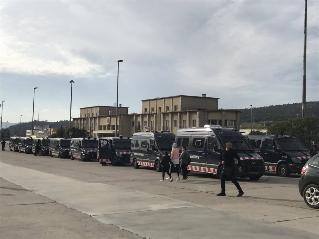 Una veintena de camiones de los Mossos d'Esquadra estacionados en la entrada de la Jonquera.