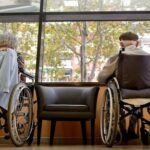 Dos internos en una residencia para ancianos