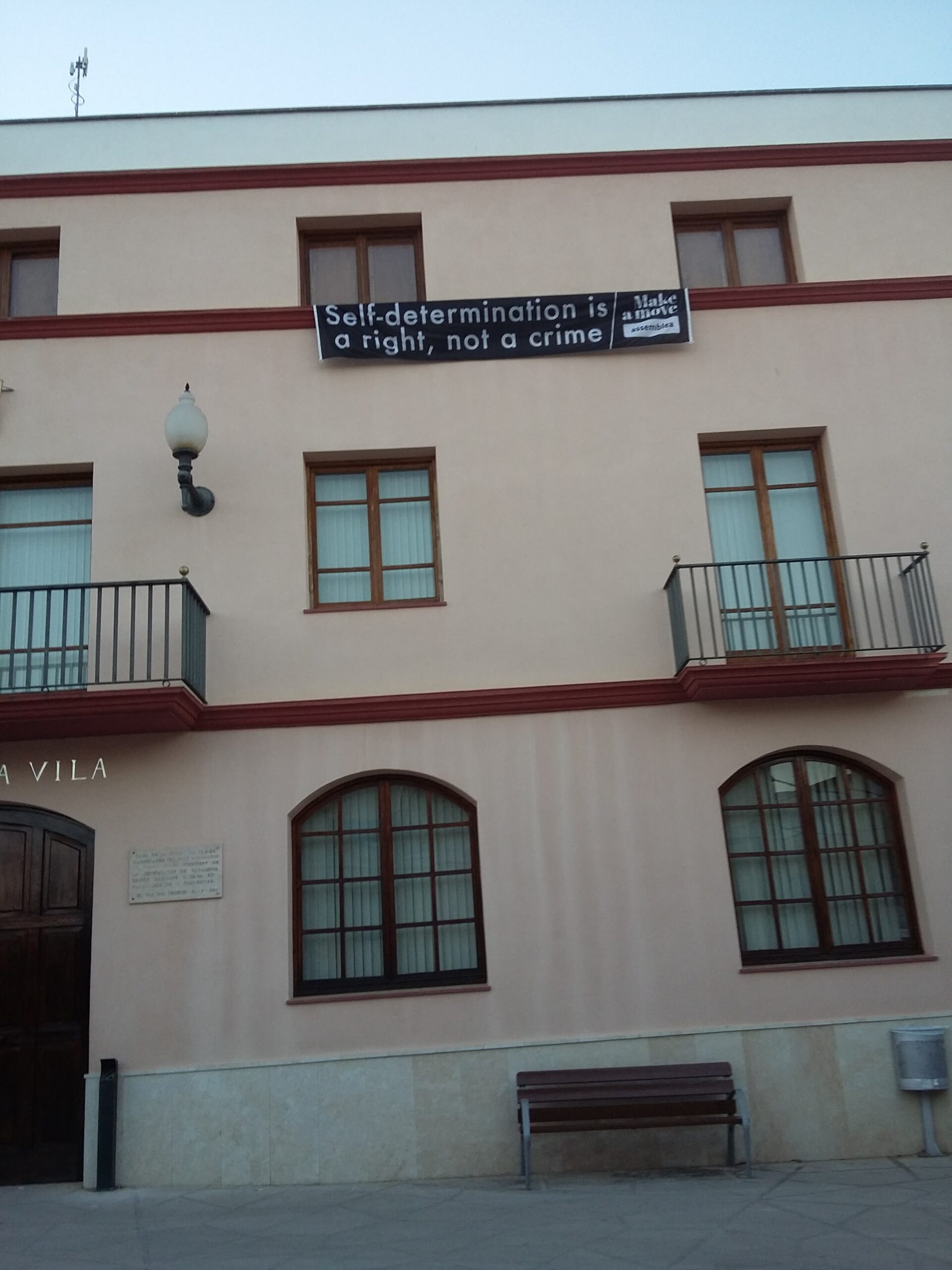 El Ayuntamiento del Pla del Penedès vuelve a poner una pancarta en la hace