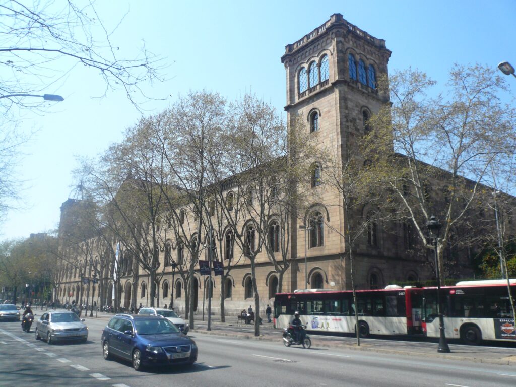 Fachada del edificio de la Universitat de Barcelona