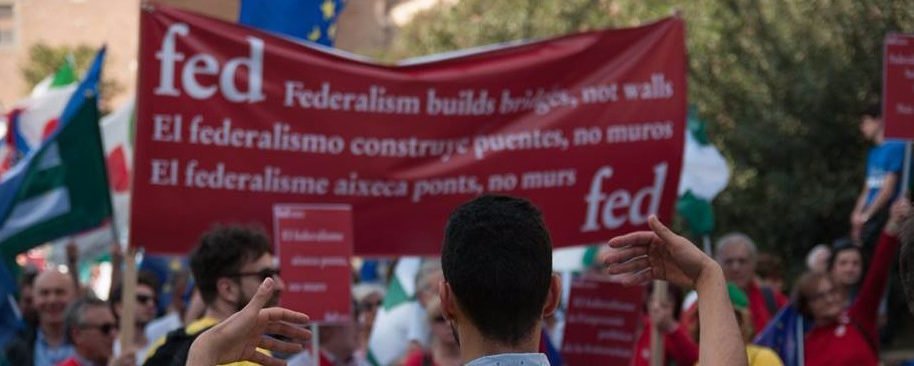 Pancarta de 'Federalistes d'Esquerres' exhibida durante una manifestación
