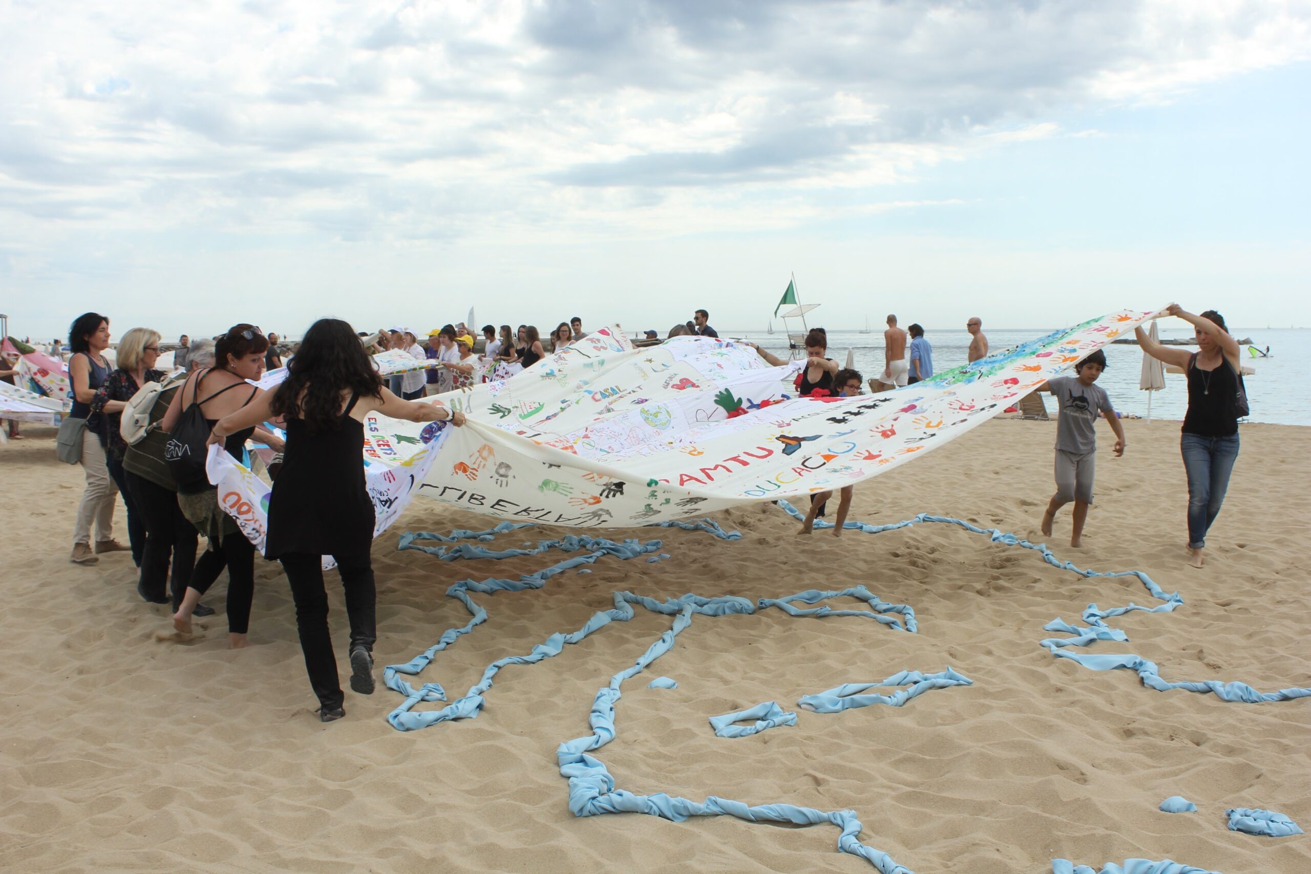 Fiesta de conclusión en la playa de las actividades dedicadas a los refugiados en el programa 'Tenemos derechos, tejemos libertades. Los Derechos Humanos desde el mundo local'.