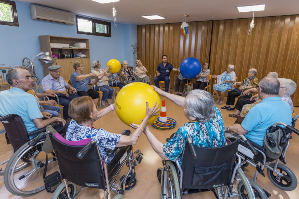 Sesión de fisioterapia en una residencia de gente mayor