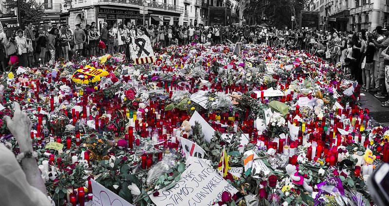 Flores, en la Rambla de Barcelona, en recuerdo de las víctimas de los atemp