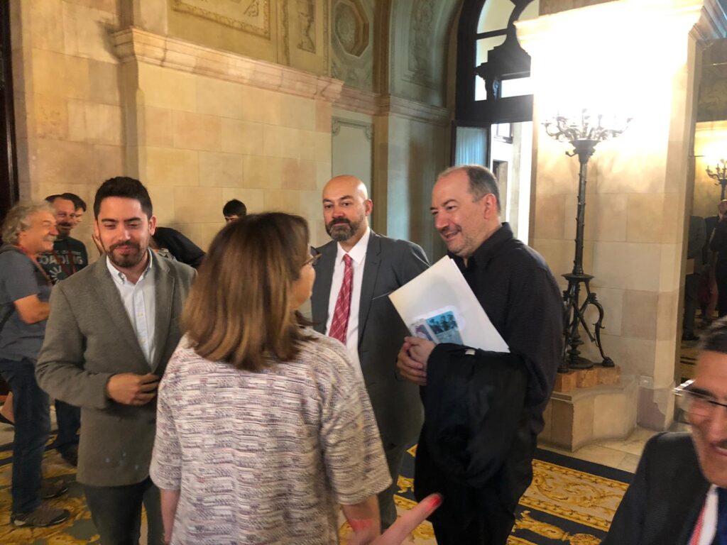 Núria Llorach i Vicent Sanchis parlen mentre Saül Gordillo se'ls mir