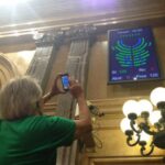 El secretari de la Mesa del Parlament, David Companyon, fa una foto amb el resultat de la votació de la ILP