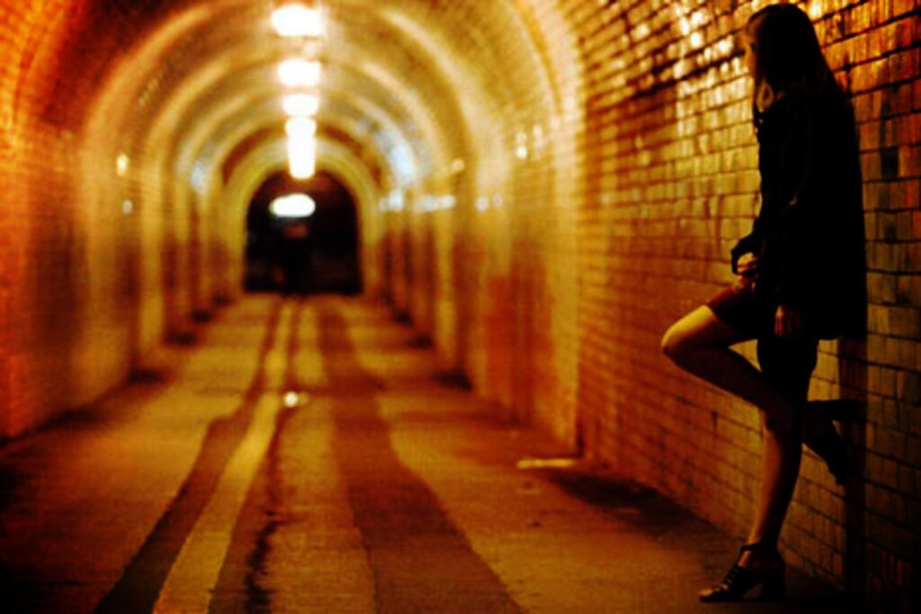 La prostitución, desde los clubes en las calles, mueve a España unos cinco millones de euros al día.