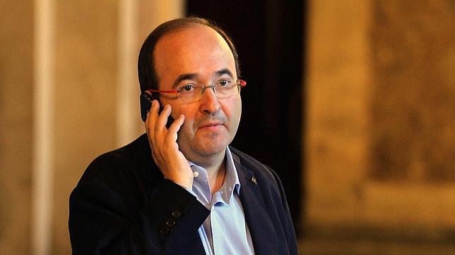 Miquel Iceta, parlant per telèfon