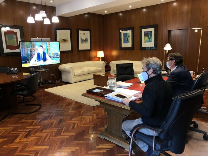 El ministro Salvador Illa y el director del CCAES, Fernando Simón, en una reunión telemática con el ministro italiano Roberto Speranza