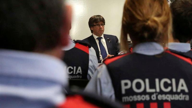 Mossos d'Esquadra con Carles Puigdemont