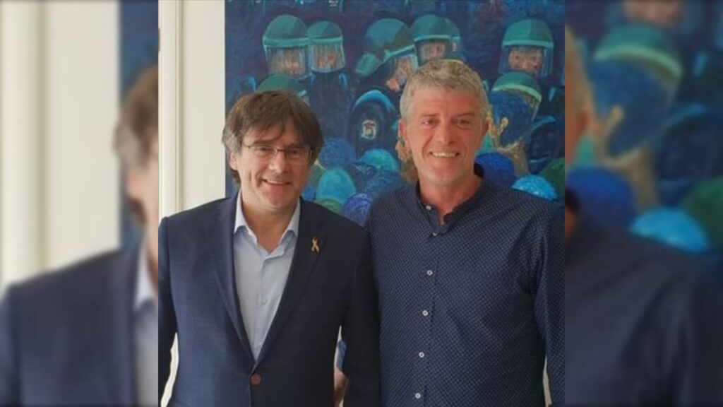 Roger Pinart, con el expresidente catalán Carles Puigdemont: la foto de perfil que el teniente de alcaldía del Puerto de la Selva ha usado en Twitter